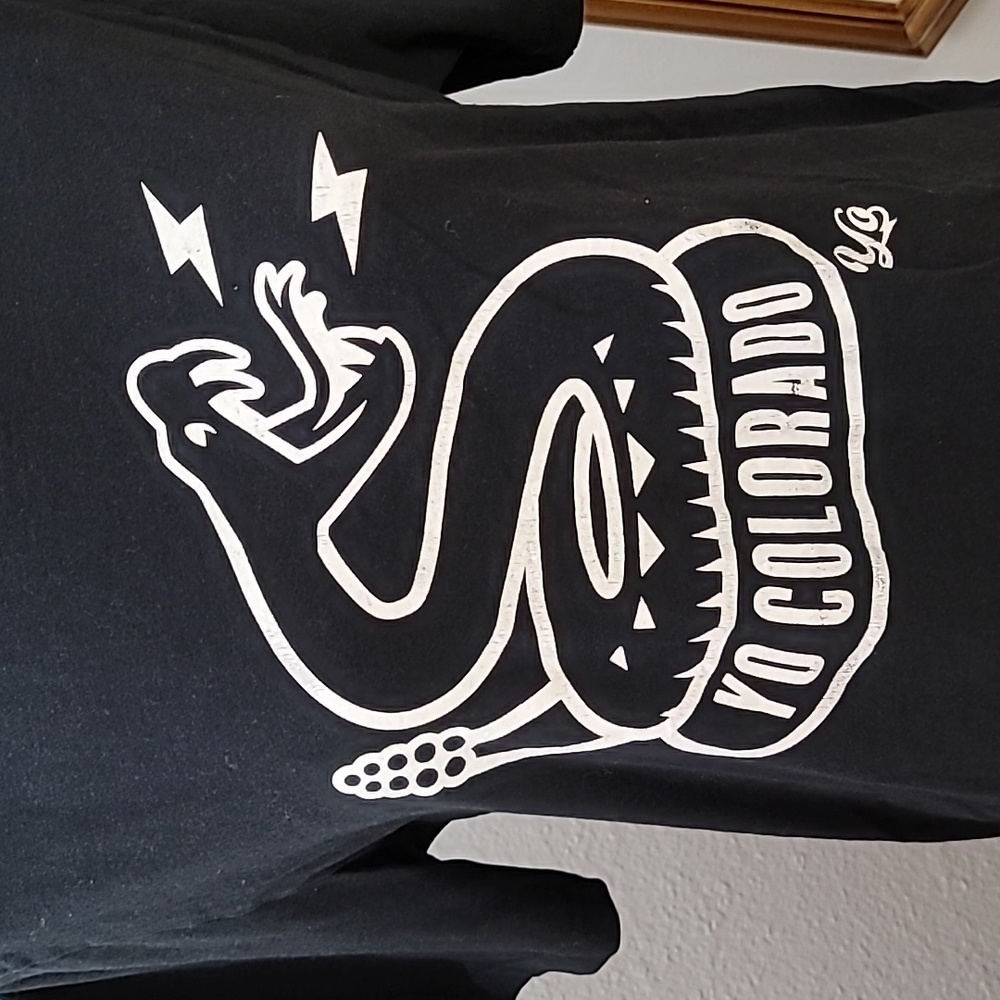 YO Colorado black tee shirt rattlesnake graphic size large white